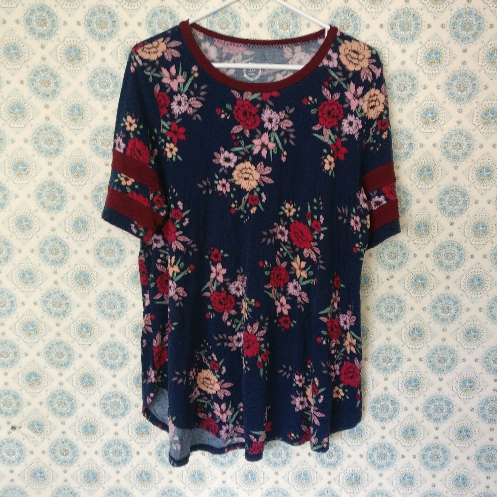 Maurices 24/7 Navy Tee Shirt Floral size 0